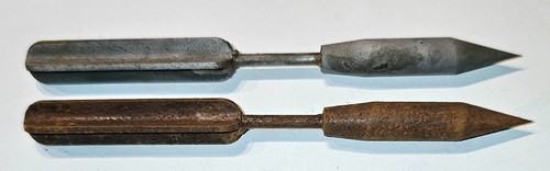 2 Fliegerpfeile - aus dem 1. Weltkrieg gereinigt u. ungereinigt