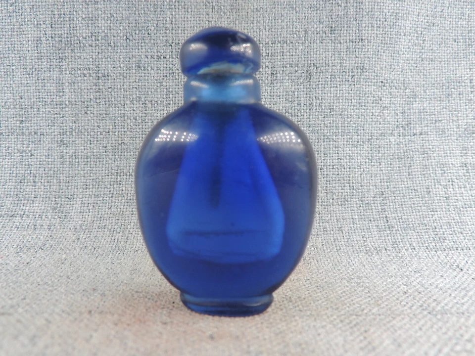 Botella de tabaco de vidrio de Pekín azul chino tallada a mano Foto 2 de 4