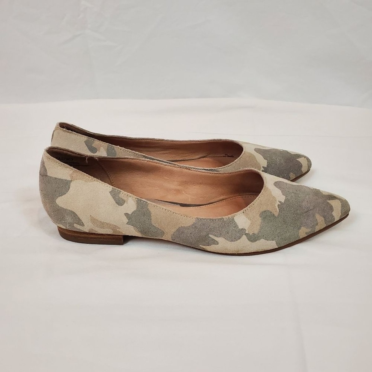 Caslon Luna Leather Camo Print pointed toe Flats Size 6.5