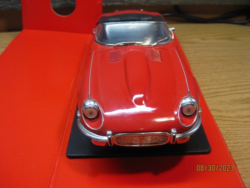 1/18 1971 JAGUAR "E" TYPE IN RED BY YATMING/ROAD SIGNATURE # 92608 - Picture 5 of 22
