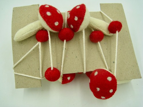Wool Felt Mushrooms and Pom Poms Garland, Red and White, 6 foot long, brand new - Picture 8 of 10