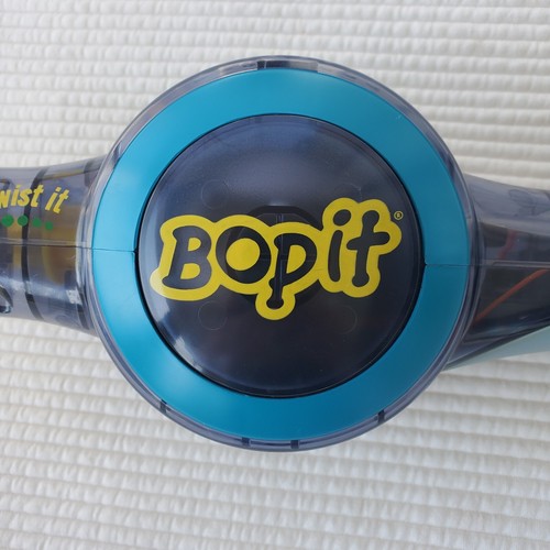 Hasbro Bop It 2002 Gioco di abilità portatile elettronico vintage Twist It Pull It - Foto 2 di 10