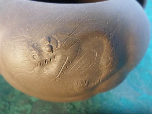 Tetera Centrum Yixing Diseño Dragón Arcilla Marrón con Tapa Cabeza de Dragón Móvil y Caja - Imagen 9 de 17