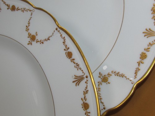 6 assiettes plates Haviland Limoges Queen's Garland décor relief or D: 28 cm - Imagen 5 de 8