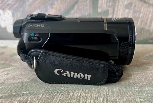 Canon VIXIA HF S30 Full HD 1080HP AVCHD 32GB Flash Camcorder BUNDLE - Wow!! - Picture 4 of 12
