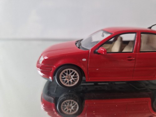 Minichamps Volkswagen Bora 1:43 Red - Picture 16 of 17