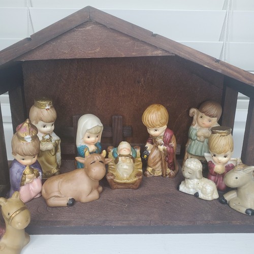 Belén de Navidad Establo de Madera con Figuras de Porcelana - Imagen 3 de 20