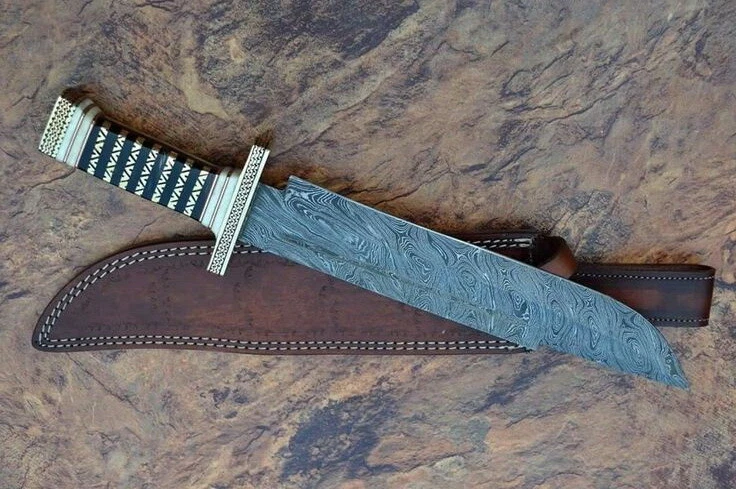 CUCHILLO BOWIE DE CAZA DE ACERO DAMASCO HECHO A MANO PERSONALIZADO MANGO DE VIAJE Y LATÓN Foto 3 de 3