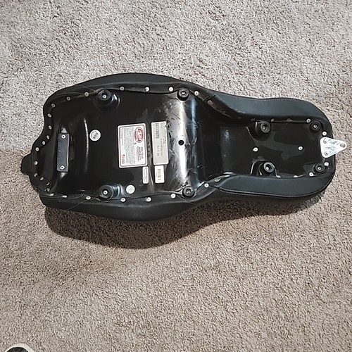 Mustang Super Tripper 2-Up Seat (#75202) – Carbon Style Vinyl, Harley Touring 20 - Bild 6 von 16