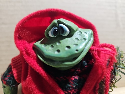 Russ The Christmas Country Folks Everbean 6" Frog w/Wreath Weighted Shelf Sitter - Picture 4 of 11