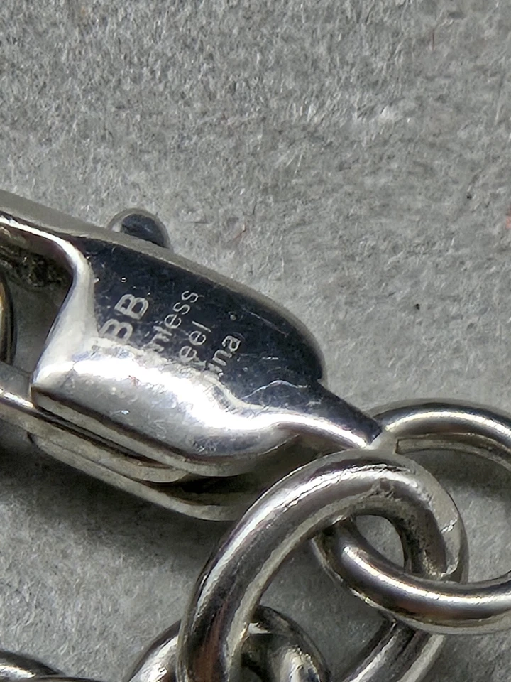 Pulsera Ibb de acero inoxidable con dije de cruz flotante pedrería blanca... Foto 4 de 4