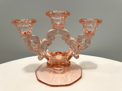 Candelabro portacandele a tre bracci rosa 6,5" H, 8" di diffusione