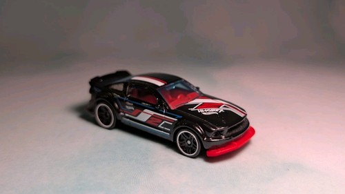 Lotto 4 auto Hot Wheels Ford Mustang 2005 (scala 1:64 - sfuse) - Foto 9 di 17