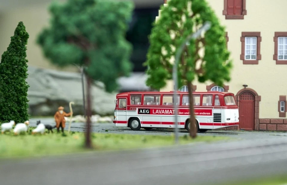 CARSON 500504144 Scala HO Autobus MB Bus O 302 rosso 2.4G radiocomandato - Immagine 4 di 4