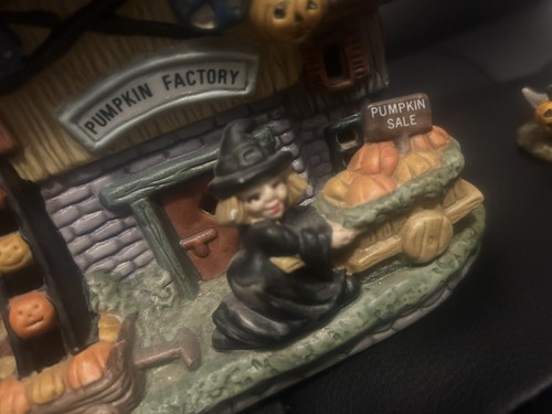 "Decoración de casa de Halloween de porcelana iluminada pintada a mano de 7"" con 2 estatuillas" - Imagen 3 de 13
