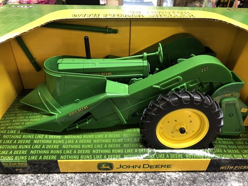 Ertl John Deere 60 Tractor with Picker Sheller 1/16 NIB - Picture 2 of 3