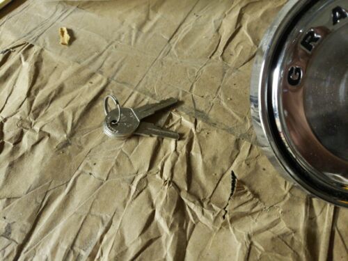 NOS 1975 Ford Granada Locking Gas Fuel Petrol Cap Die Cast d5dZ-9030-b - Picture 2 of 3