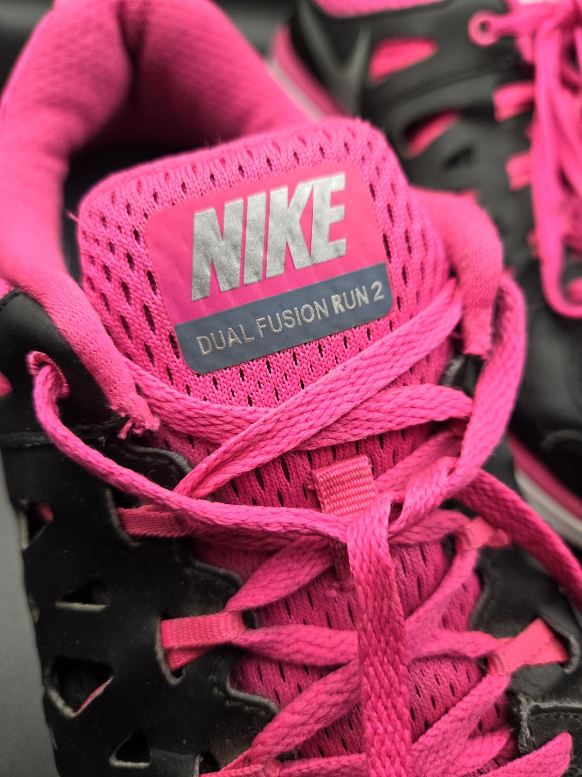 SAOLA Nike Dual Fusion Run 2 2013 taglia 9 5 rosa caldo nero. Suola bianca con swoosh argento