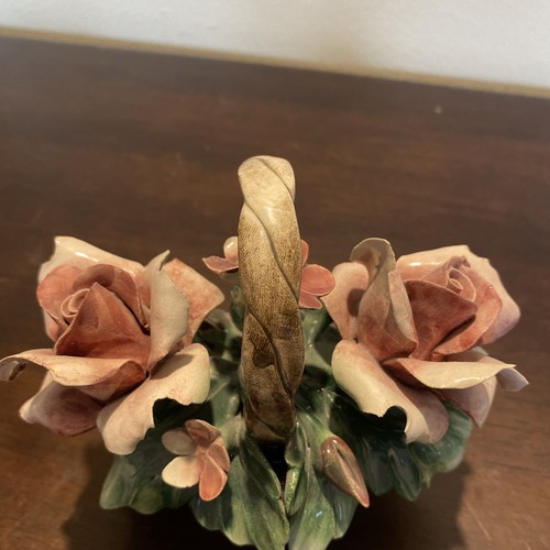 Statuina vintage italiana Nuova Capodimonte Pocelain fiori in cesto casetta 5,5” - Foto 10 di 11