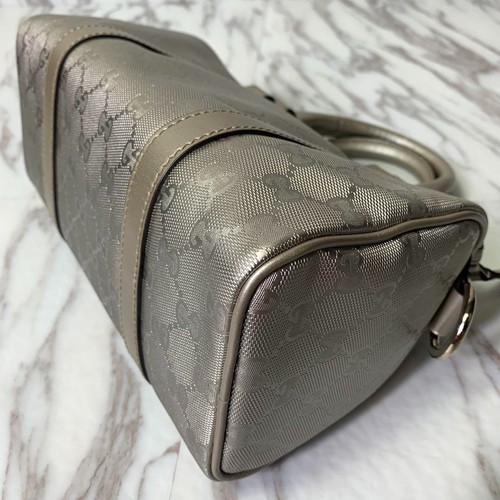 Bolso de mano GUCCI Mini Boston GG Plus plateado charol usado Italia - Imagen 13 de 20