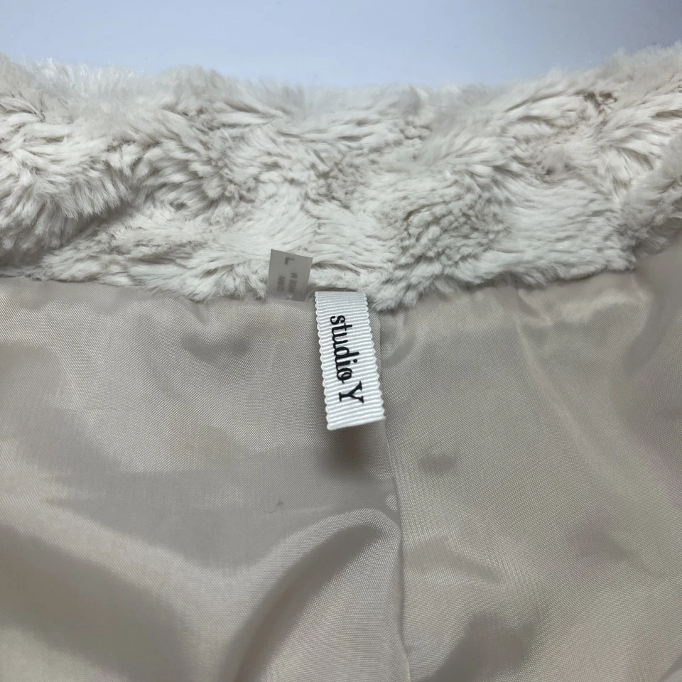 Chaleco Studio Y de piel sintética sin mangas de felpa acogedora pieza de capas mediana Foto 3 de 4