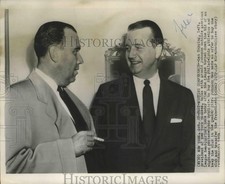 1854 Press Photo Dan Topping, Pres.of N.Y Yankees talked with Arnold Johnson