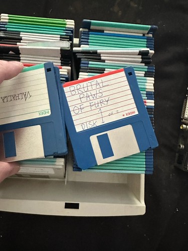 AMIGA Collection Of 100+ Disks Mixed Games Disks Untested In Disk Box As Seen - Afbeelding 2 van 2
