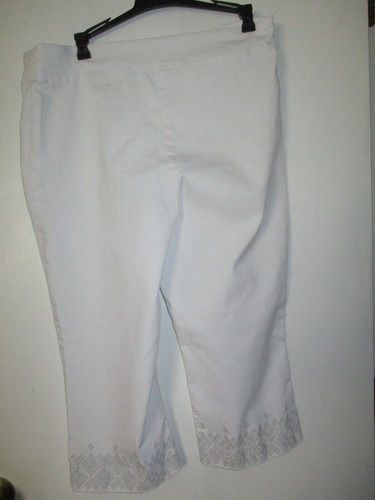 White Capris ~ Size XL (16) ~ Super stretch Pull-up ~ 34" x 19" ~ Textured Cuffs - Picture 4 of 4