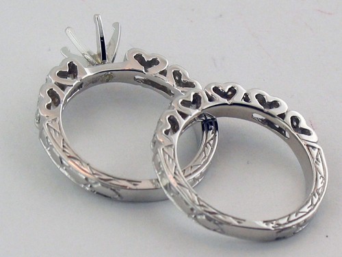 Juego de boda de diamantes semi montados estilo grabado en forma de corazón oro blanco macizo de 14K - Imagen 3 de 12