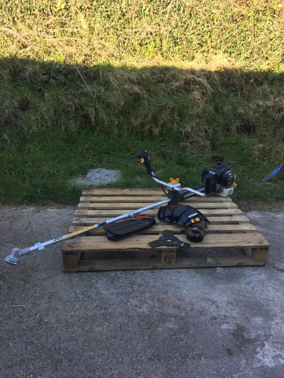 TITAN TTBCP33-4 33CC SPLIT STRAIGHT SHAFT BRUSHCUTTER/STRIMMER