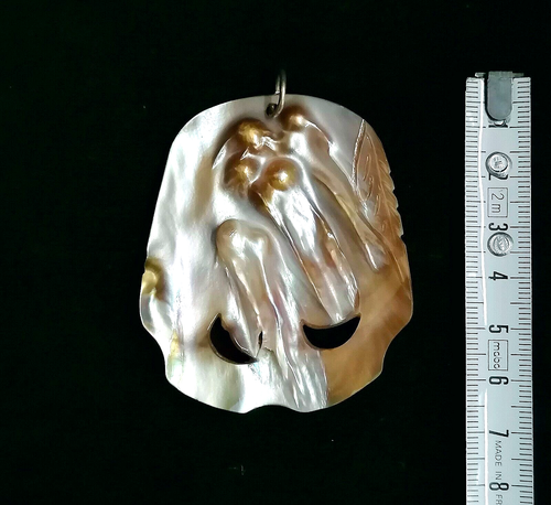 SPETTACOLARE PENDENTE REALIZZATO IN MADREPERLA DI ABALONE INCISA E TRAFORATA. - Foto 22 di 24