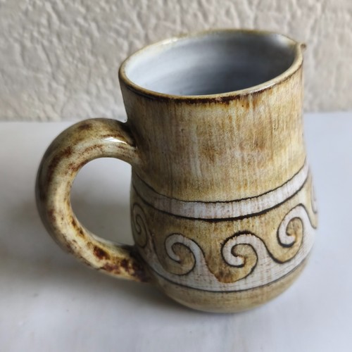 Taza de cerámica de estudio con caño marrón claro y blanco Waves Design - Imagen 3 de 7