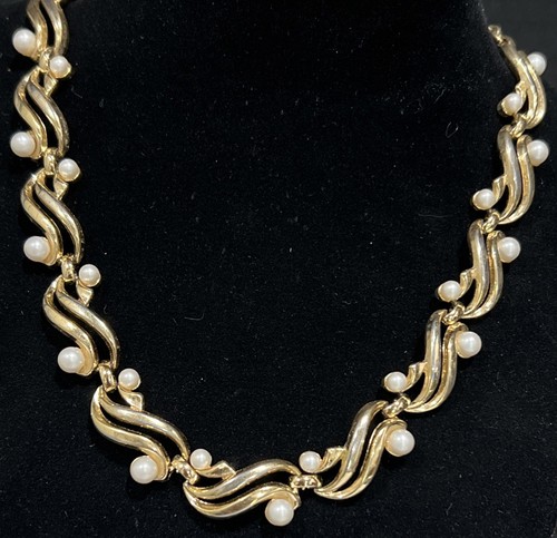 Vintage Crown Trifari faux pearl gold tone necklace choker -16” Long - Picture 4 of 8