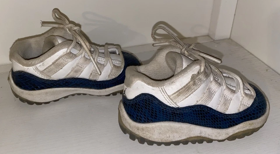 Nike Air Jordan XI 11 Retro Low Snakeskin 2019 Talla 5C OG CD6849-102 Blanco Azul Foto 2 de 4