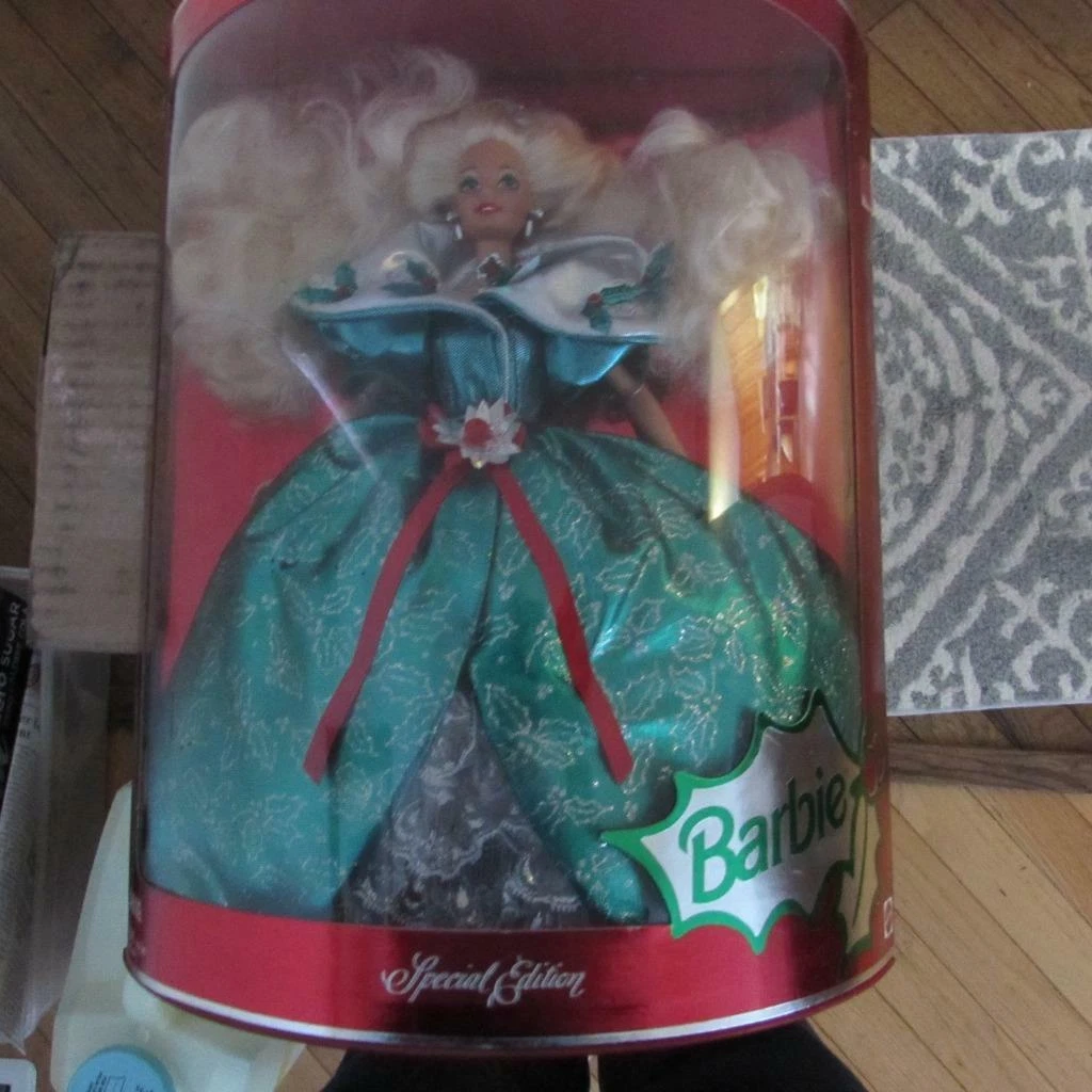 Special Edition 95 Holiday BARBIE Green Silver Dress Flowing