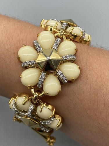 Juicy Couture Signed Crystal Daisy Gold Tone Toggle Creamy Flower Link Bracelet - 第 2/11 張圖片