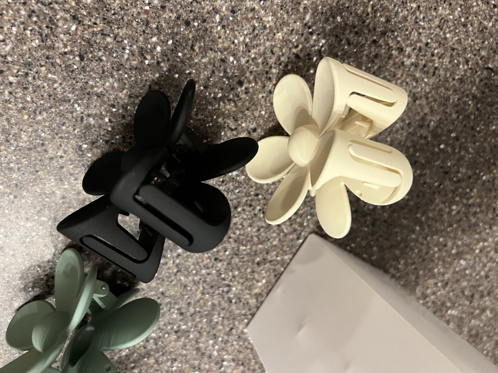 Vivinin Large 4pc Sets Flower Hair Clip Cream & Blk,Tan & Green New In Box 3”