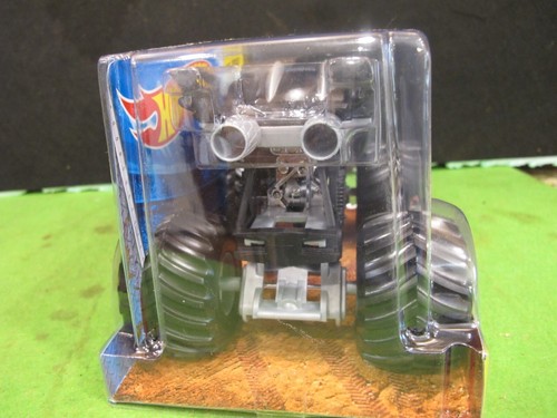 Brand new in plastic 1/24 scale Hot Wheels Monster Jam BATMOBILE Batman Truck - Picture 3 of 9