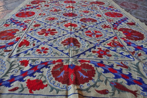 Suzani Tischläufer, Usbekisches Sonnenblumen Design Stickerei, Handarbeit, Seide, rot/blau - Bild 7 von 11