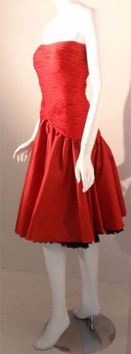 Jill Richards 1980er Jahre rotes trägerloses Jerseykleid mit schwarzer Krinoline - Bild 2 von 10