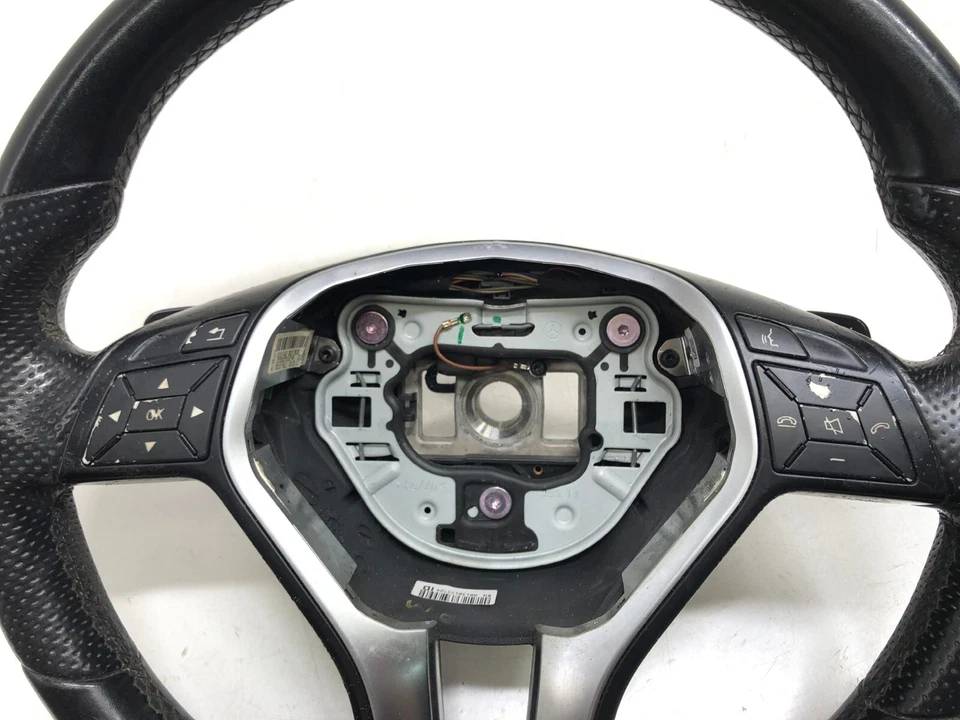 Volante Mercedes-Benz CLS550 2012-2018 con palancas de cambio OEM. Foto 3 de 4