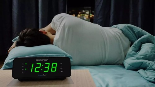 Emerson SmartSet Alarm Clock Radio with AM/FM Radio, Dimmer, Sleep Timer and .9 - Picture 6 of 6