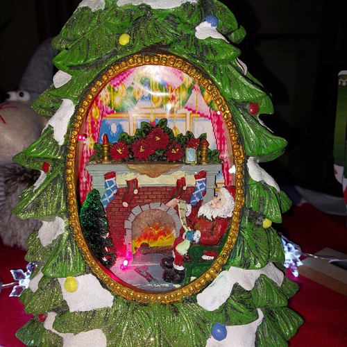 ALBERO con BABBO NATALE su SEDIA a DONDOLO DAVANTI al CAMINO e LUCI LED 834X034 - Picture 6 of 8