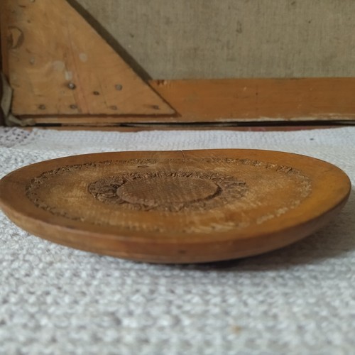 Vintage wooden carved plate 2pcs 1969s - Picture 6 of 9