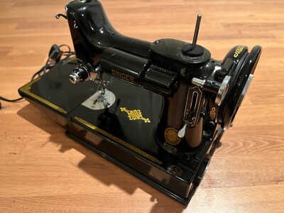 ANTIQUE 1955 SINGER SEWING MACHINE FEATHERWEIGHT MODEL 221 - 1 SER# AJ365218