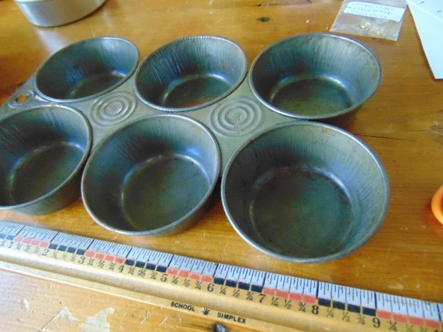 Vintage Circle Brand 6 cups muffin tin