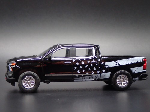 Camión Chevrolet Silverado 2019-2025 bandera de Estados Unidos escala 1/64 modelo de coche fundido a presión - Imagen 2 de 8
