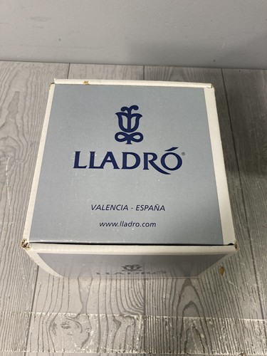 Lladro Porcelain Figurine Eskimo Playing In Original Box Gloss Finish - Picture 10 of 10
