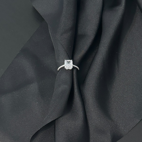 Elegante anillo de compromiso para mujer con circonita cúbica en forma de esmeralda atemporal - Imagen 12 de 13