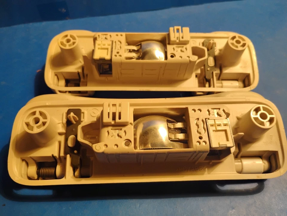 08-12 Jeep Liberty Techo Interior Trasero Interior Agarre Manija con Par de Luces Foto 2 de 4